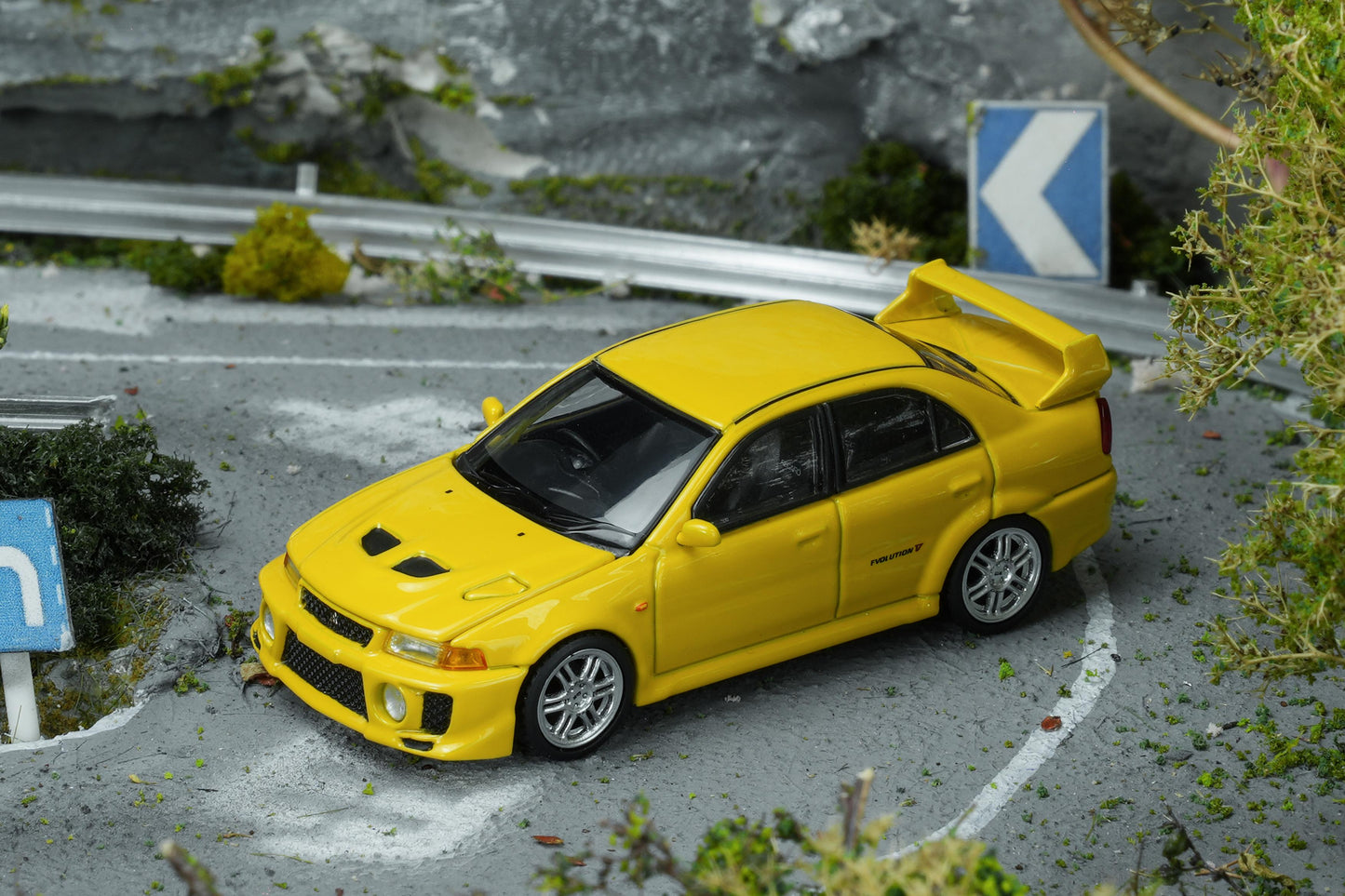 (PRE-ORDER) Motorhelix 1:64 Mitsubishi Lancer EVOLUTION V GSR Dandelion Yellow M64102