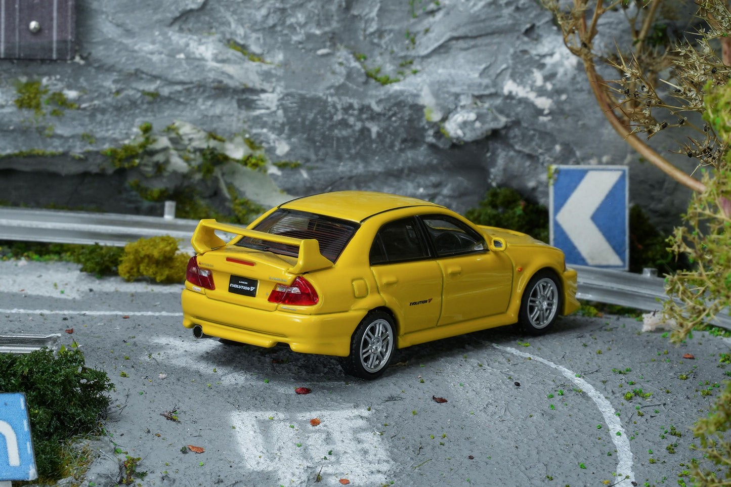 (PRE-ORDER) Motorhelix 1:64 Mitsubishi Lancer EVOLUTION V GSR Dandelion Yellow M64102