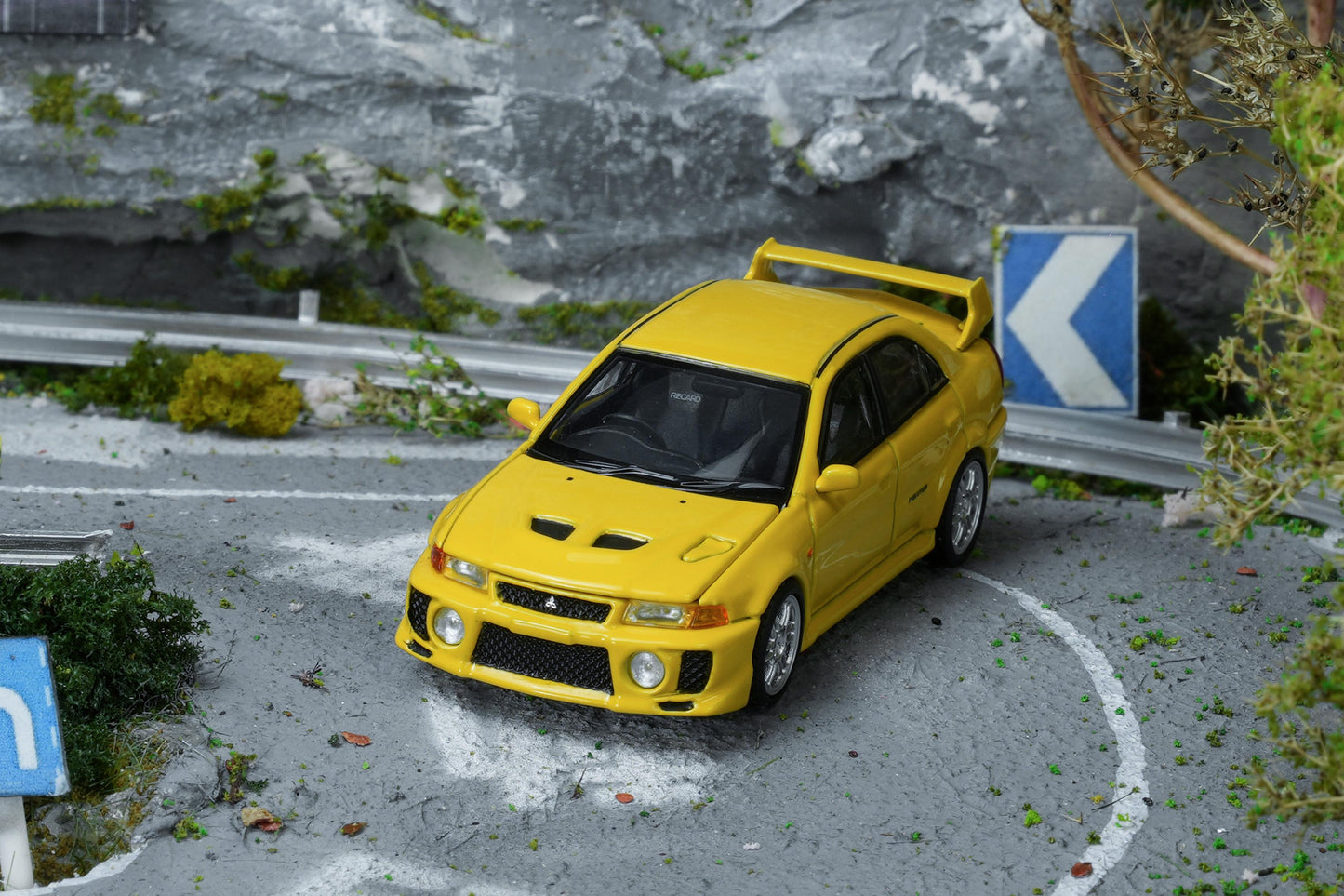 (PRE-ORDER) Motorhelix 1:64 Mitsubishi Lancer EVOLUTION V GSR Dandelion Yellow M64102