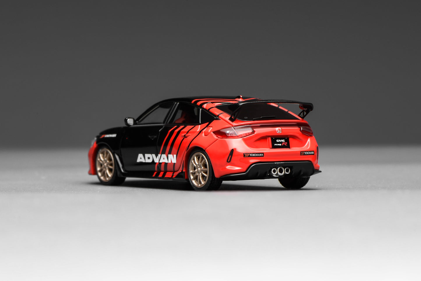 (PRE-ORDER) Motorhelix 1:64 Honda Civic TYPE R (FL5) Advan Livery with MF10 Wheels M65341
