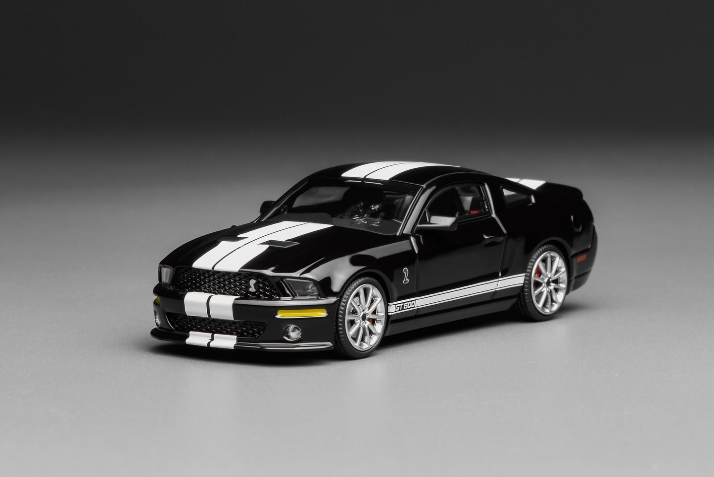 (PRE-ORDER) Motorhelix x Greenlight 1:64 Ford Mustang Shelby GT500 2007 BLACK with White Stripe GL-1251005B