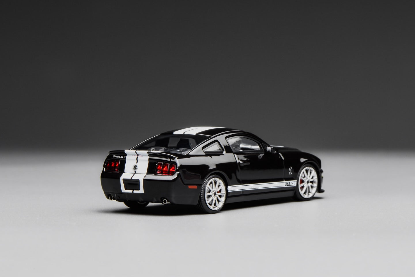 (PRE-ORDER) Motorhelix x Greenlight 1:64 Ford Mustang Shelby GT500 2007 BLACK with White Stripe GL-1251005B