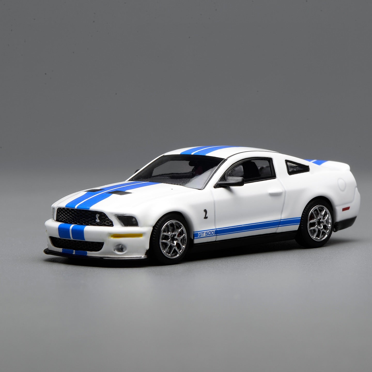 (PRE-ORDER) Motorhelix x Greenlight 1:64 Ford Mustang Shelby GT500 2007 White with Blue Stripe GL-1251005C
