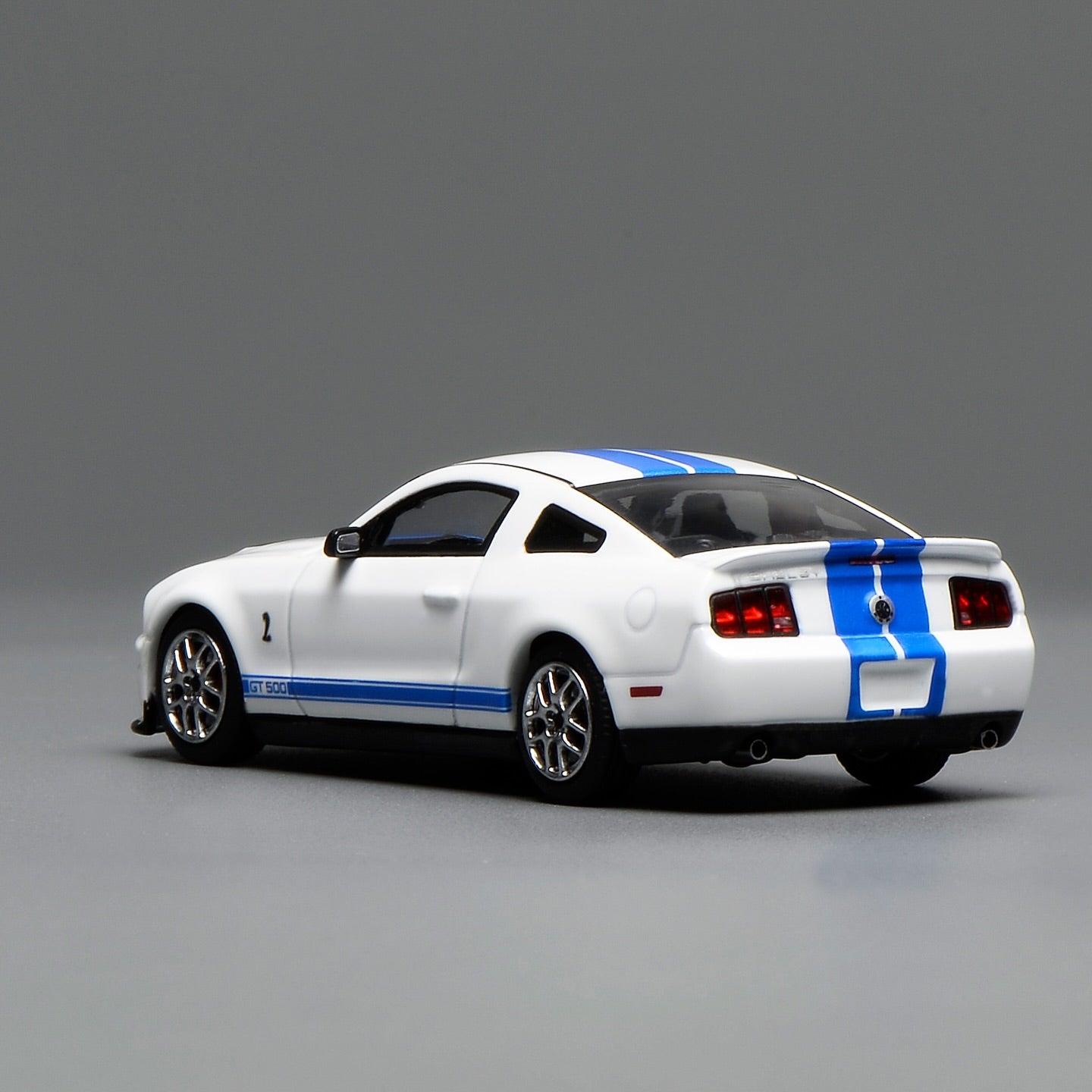 (PRE-ORDER) Motorhelix x Greenlight 1:64 Ford Mustang Shelby GT500 2007 White with Blue Stripe GL-1251005C