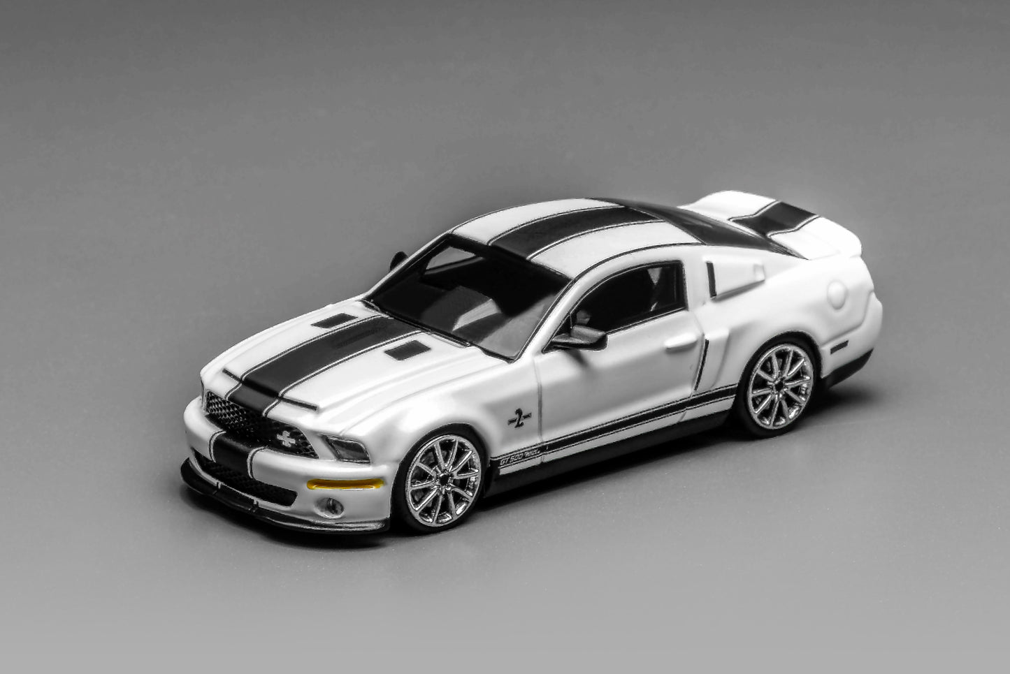 (PRE-ORDER) Motorhelix x Greenlight 1:64 Ford Mustang Shelby GT500 2007 WHITE GL-1251006A