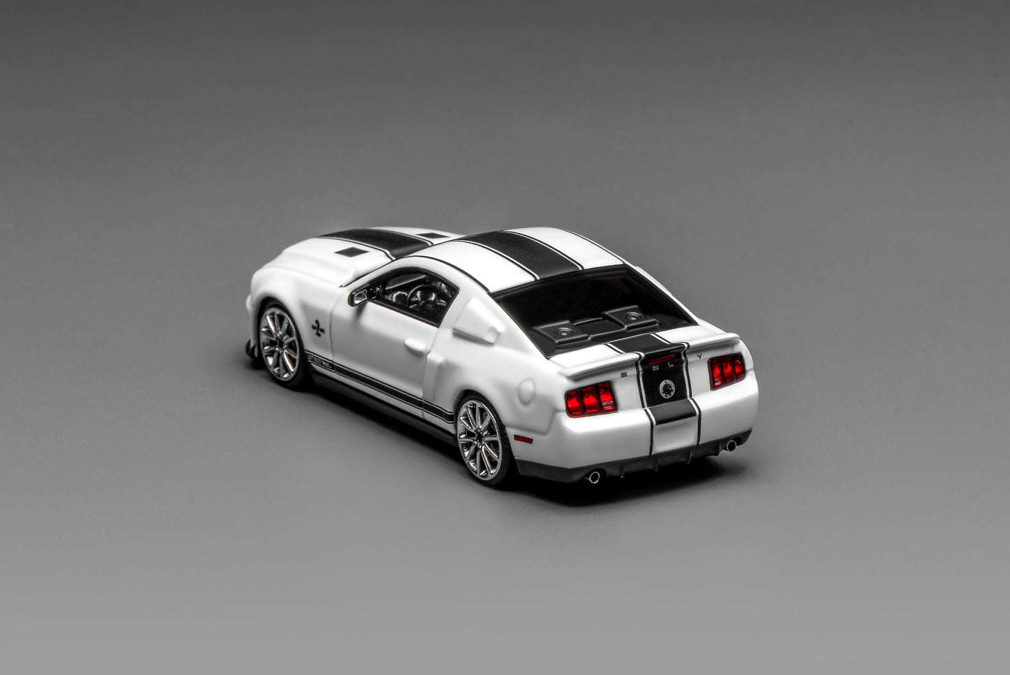 (PRE-ORDER) Motorhelix x Greenlight 1:64 Ford Mustang Shelby GT500 2007 WHITE GL-1251006A