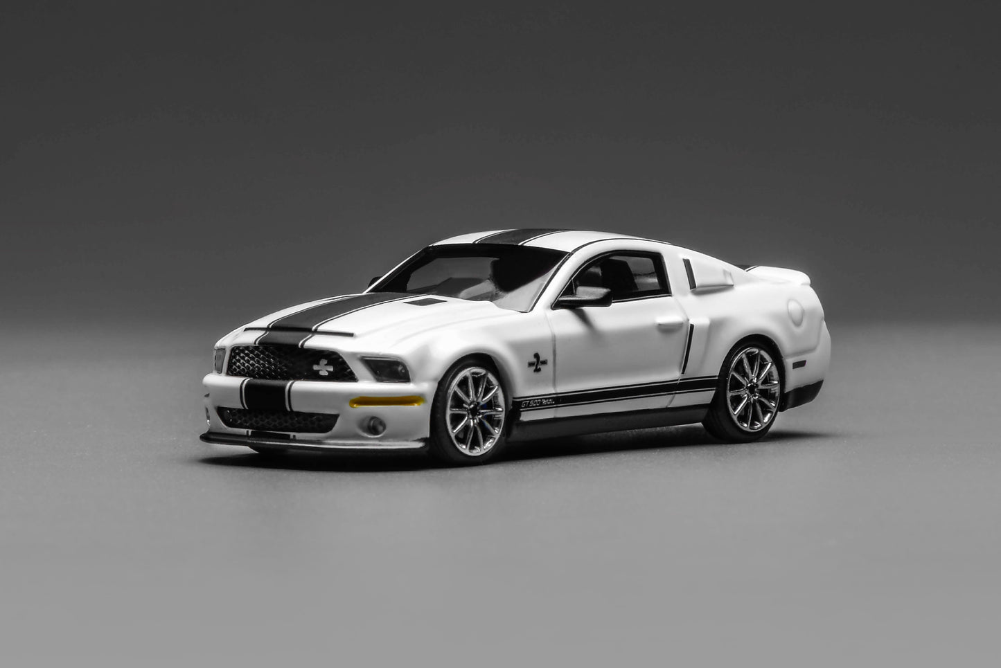 (PRE-ORDER) Motorhelix x Greenlight 1:64 Ford Mustang Shelby GT500 2007 WHITE GL-1251006A