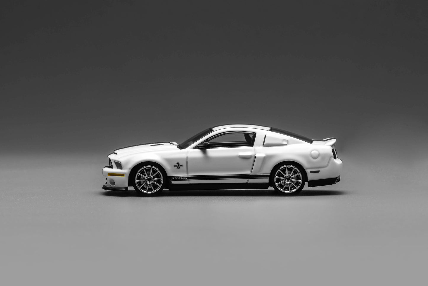 (PRE-ORDER) Motorhelix x Greenlight 1:64 Ford Mustang Shelby GT500 2007 WHITE GL-1251006A