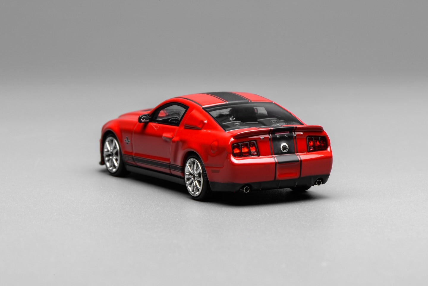 (PRE-ORDER) Motorhelix x Greenlight 1:64 Ford Mustang Shelby GT500 Super Snake 2007 RED with Black Stripe GL-1251006B