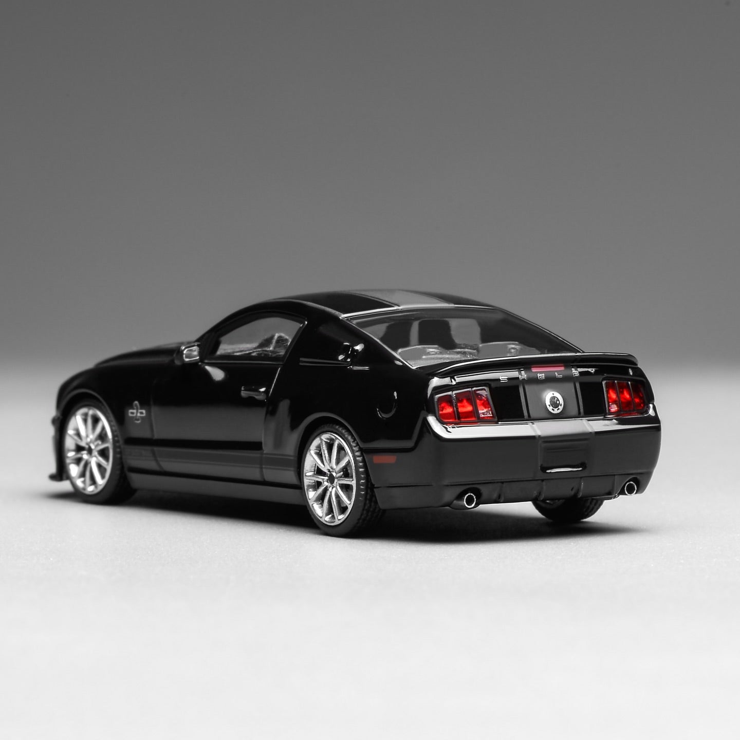 (PRE-ORDER) Motorhelix x Greenlight 1:64 Ford Mustang Shelby GT500 Super Snake 2007 BLACK GL-1251006C
