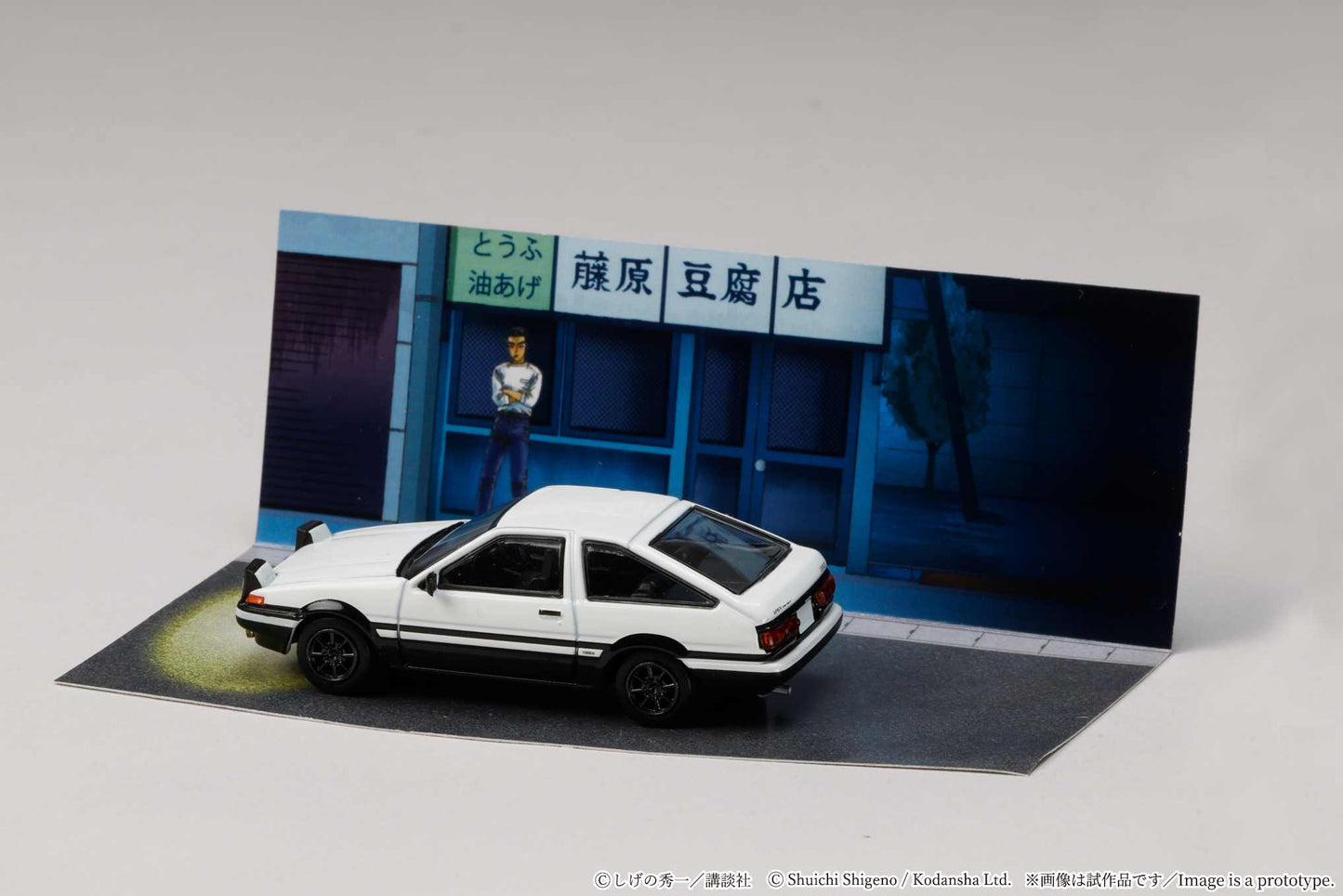 (PRE-ORDER) HOBBY JAPAN JDM64 1:64 Toyota SPRINTER TRUENO (AE86)/ INITIAL D Takumi Fujiwara VS Takeshi Nakazato (Includes 2 random cards) HJDMD001C