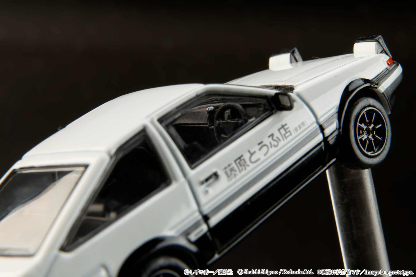 (PRE-ORDER) HOBBY JAPAN JDM64 1:64 Toyota SPRINTER TRUENO (AE86)/ INITIAL D Takumi Fujiwara VS Takeshi Nakazato (Includes 2 random cards) HJDMD001C