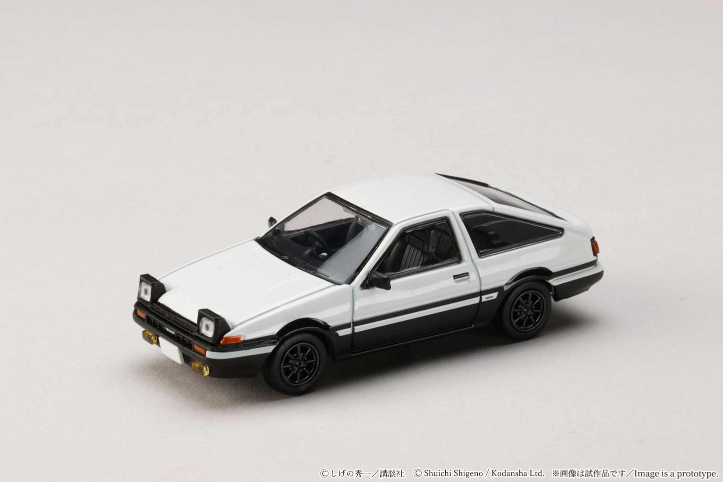 (PRE-ORDER) HOBBY JAPAN JDM64 1:64 Toyota SPRINTER TRUENO (AE86)/ INITIAL D Takumi Fujiwara VS Takeshi Nakazato (Includes 2 random cards) HJDMD001C