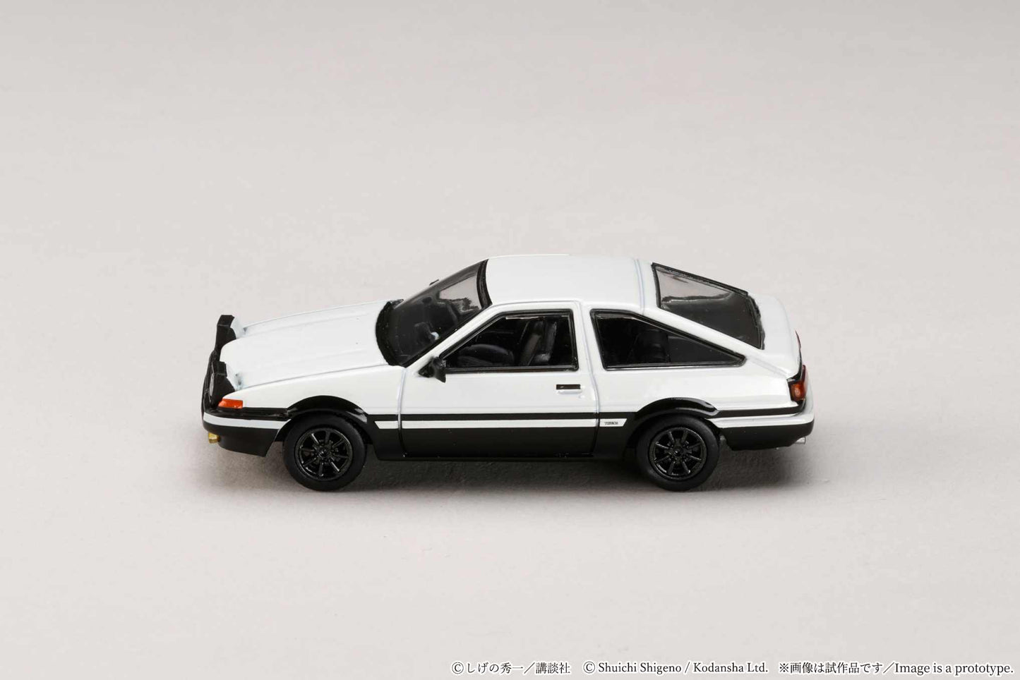 (PRE-ORDER) HOBBY JAPAN JDM64 1:64 Toyota SPRINTER TRUENO (AE86)/ INITIAL D Takumi Fujiwara VS Takeshi Nakazato (Includes 2 random cards) HJDMD001C