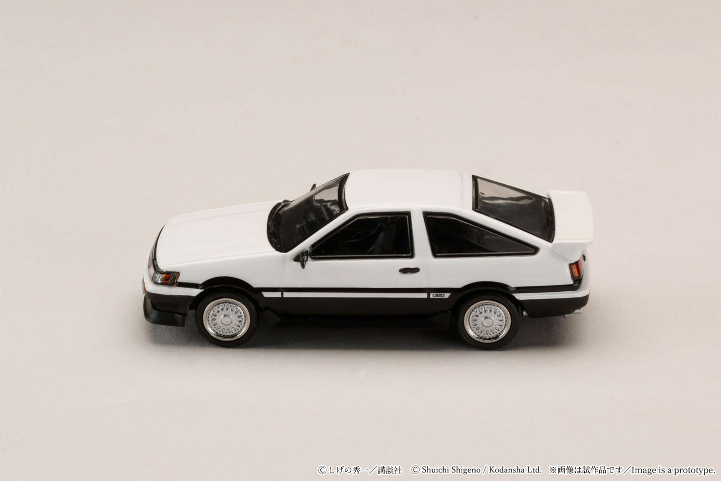 (PRE-ORDER) HOBBY JAPAN JDM64 1:64 Toyota COROLLA LEVIN (AE86) / Initial D Wataru Akiyama vs Takumi Fujiwara (Includes 2 random cards) HJDMD008B