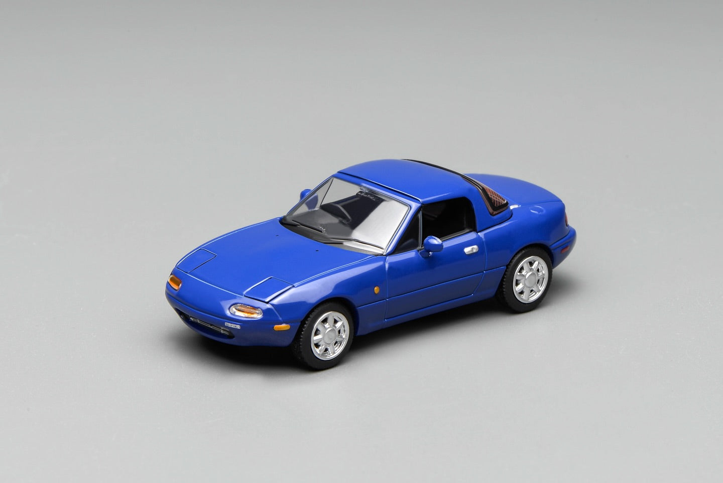 (PRE-ORDER) Motorhelix 1:64 Mazda MX-5 (NA) Laguna Blue LHD M60202L