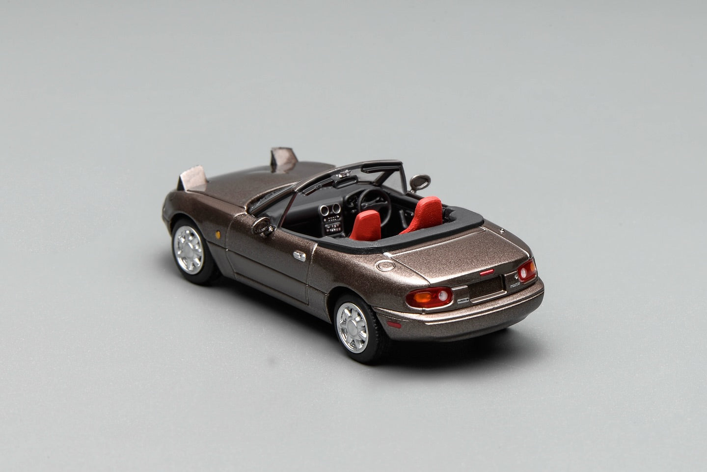 (PRE-ORDER) Motorhelix 1:64 Mazda MX-5 (NA) Metallic Brown LHD M60207L