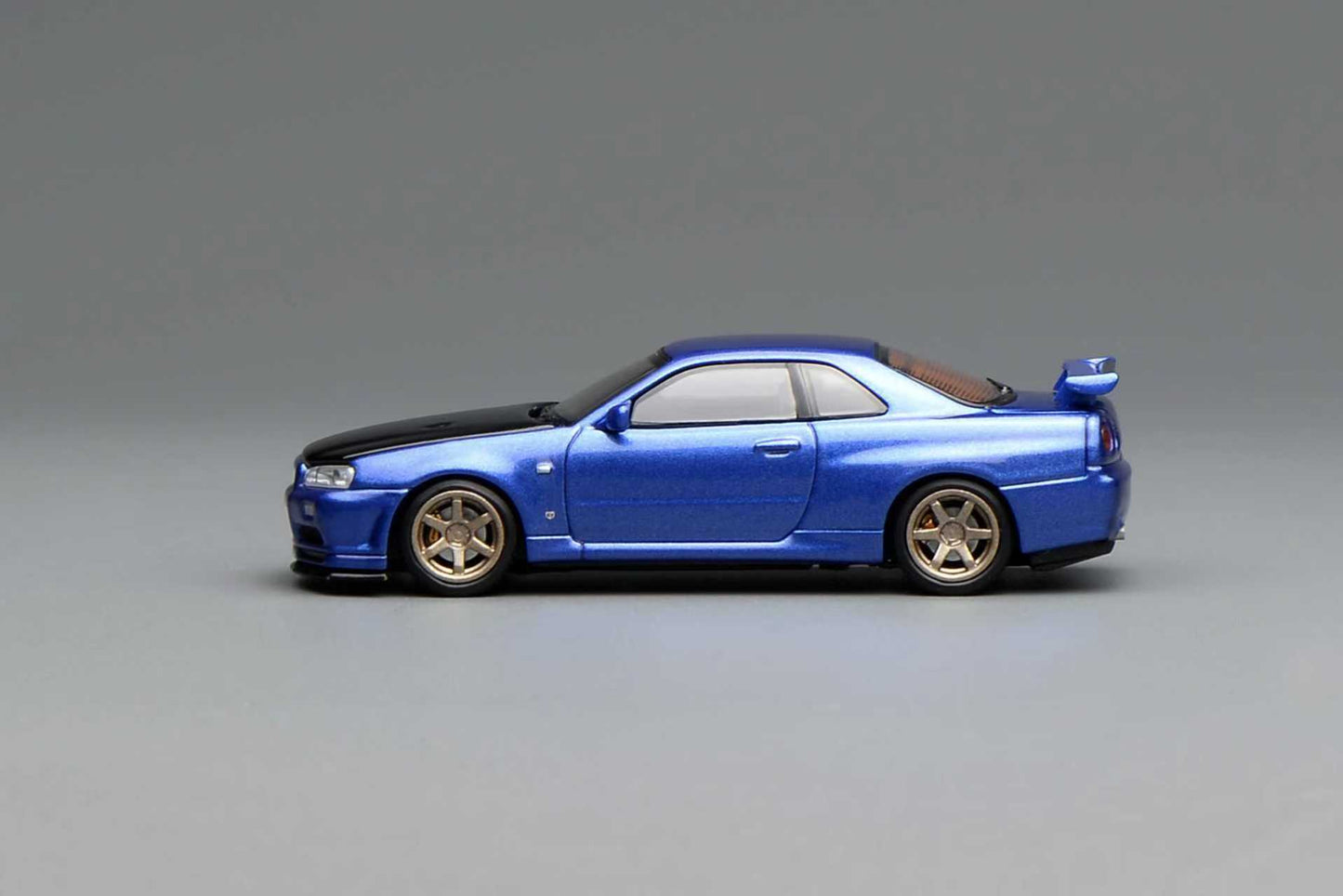 (PRE-ORDER) Motorhelix 1:64 NISSAN SKYLINE GT-R (R34) V-SPEC II CUSTOMIZED BAYSIDE BLUE W/ CARBON FIBER BONNET M63451