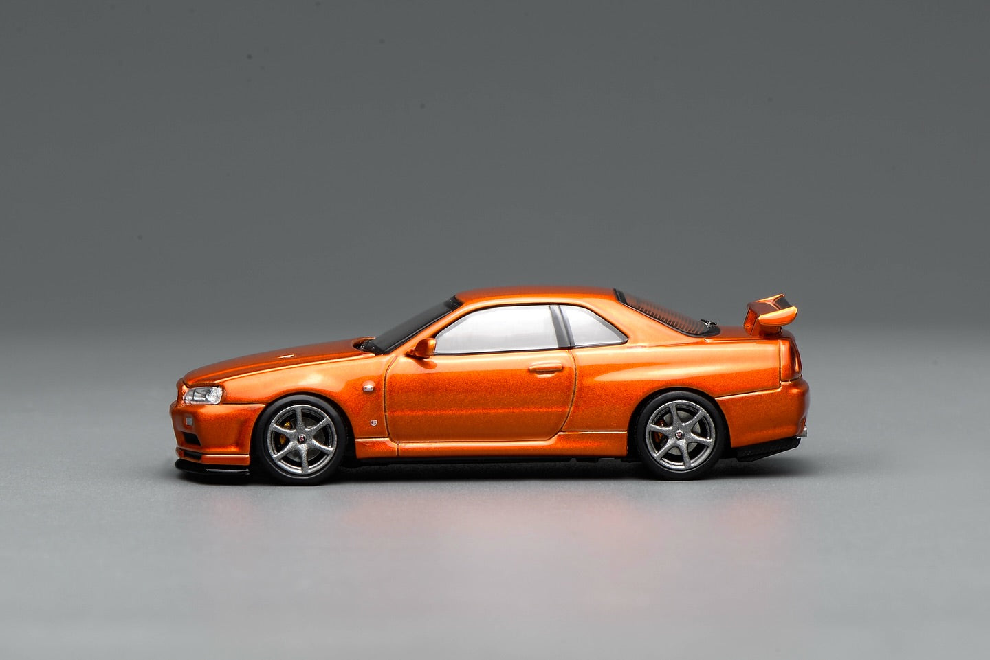 (PRE-ORDER) Motorhelix 1:64 Nissan Skyline GT-R (R34) V-Spec II Customized Metallic Orange M63471