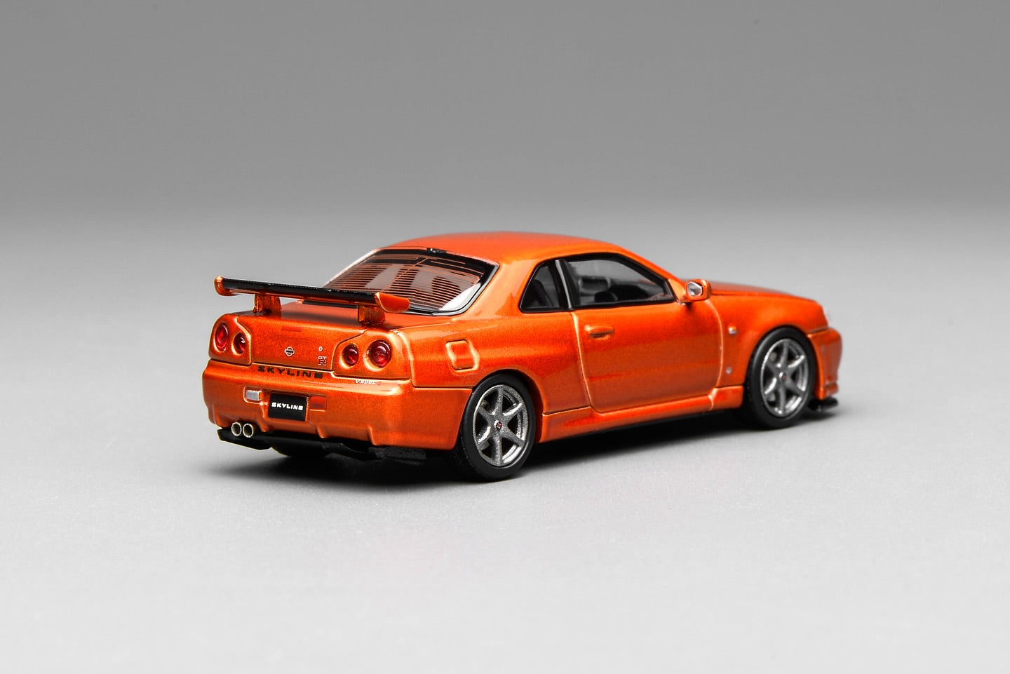 (PRE-ORDER) Motorhelix 1:64 Nissan Skyline GT-R (R34) V-Spec II Customized Metallic Orange M63471