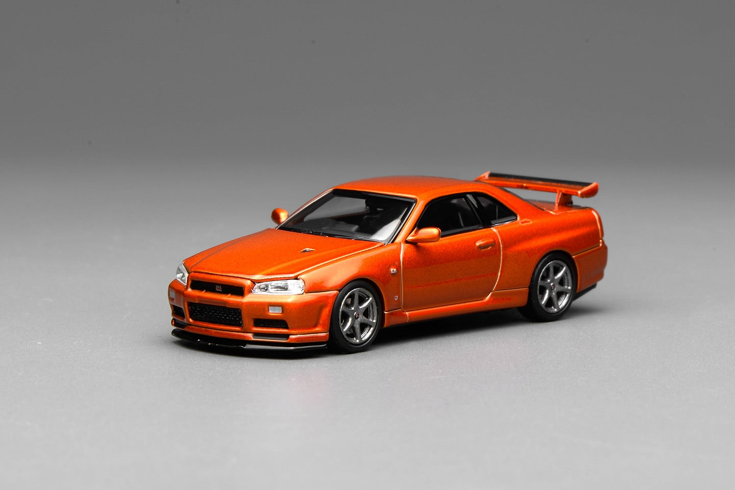 (PRE-ORDER) Motorhelix 1:64 Nissan Skyline GT-R (R34) V-Spec II Customized Metallic Orange M63471