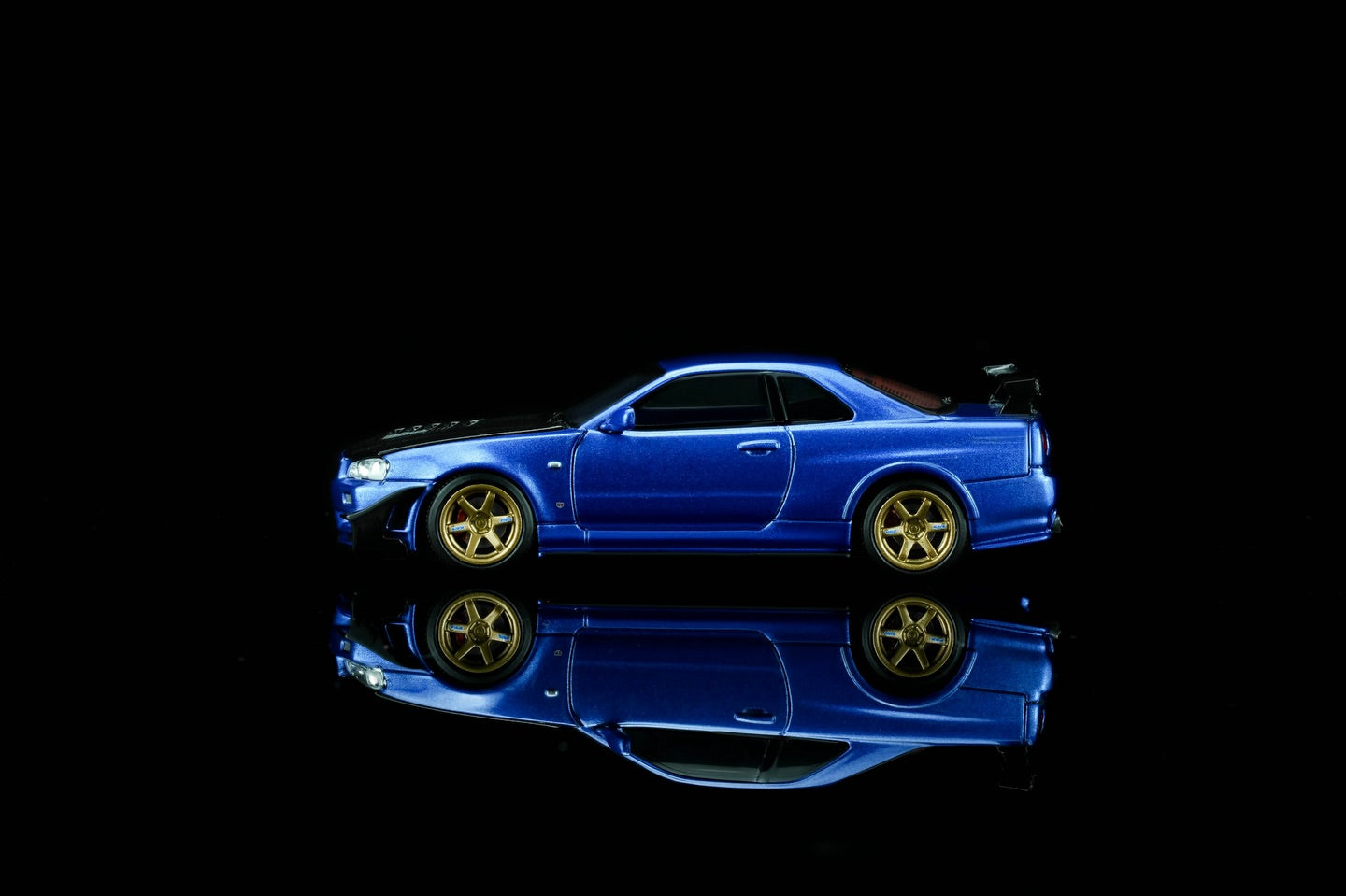 (PRE-ORDER) Motorhelix 1/64 Nissan Skyline GT-R (R34) Custom Edition - Wangan Blue Custom with GT Aero Kit M63476