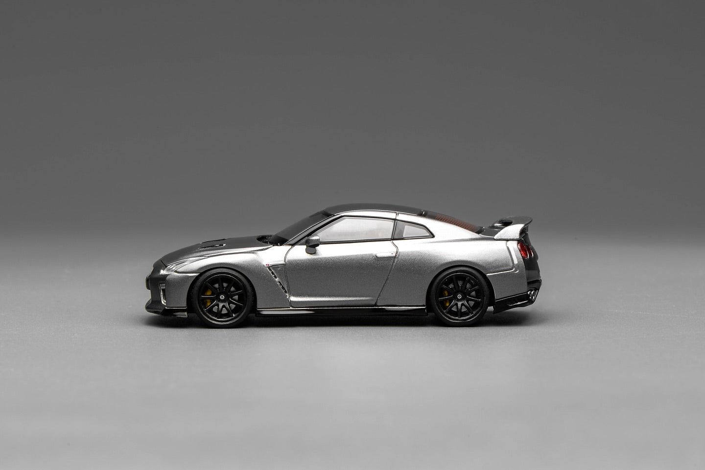 (PRE-ORDER) Motorhelix 1:64 Nissan GT-R (R35) Track Edition Engineered by NISMO 2020 Dark Metal Gray M63515