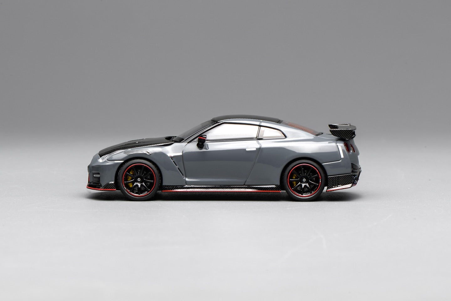 (PRE-ORDER) Motorhelix 1:64 Nissan GT-R NISMO (R35) Special Edition 2022 NISMO Stealth Gray M63521