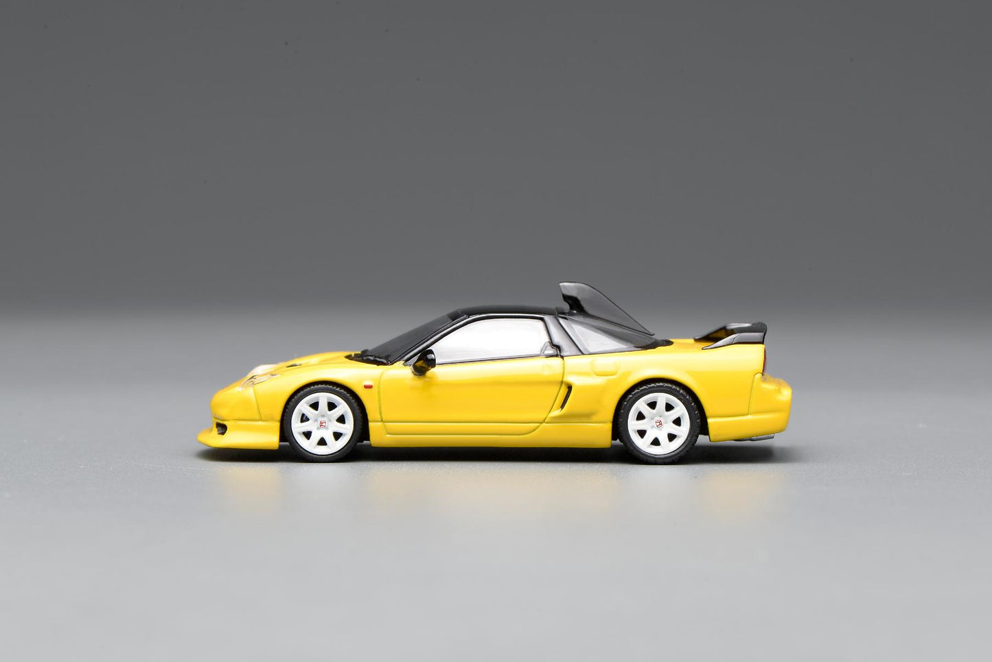 (PRE-ORDER) Motorhelix 1:64 Honda NSX-R GT New Indy Yellow Pearl M65536