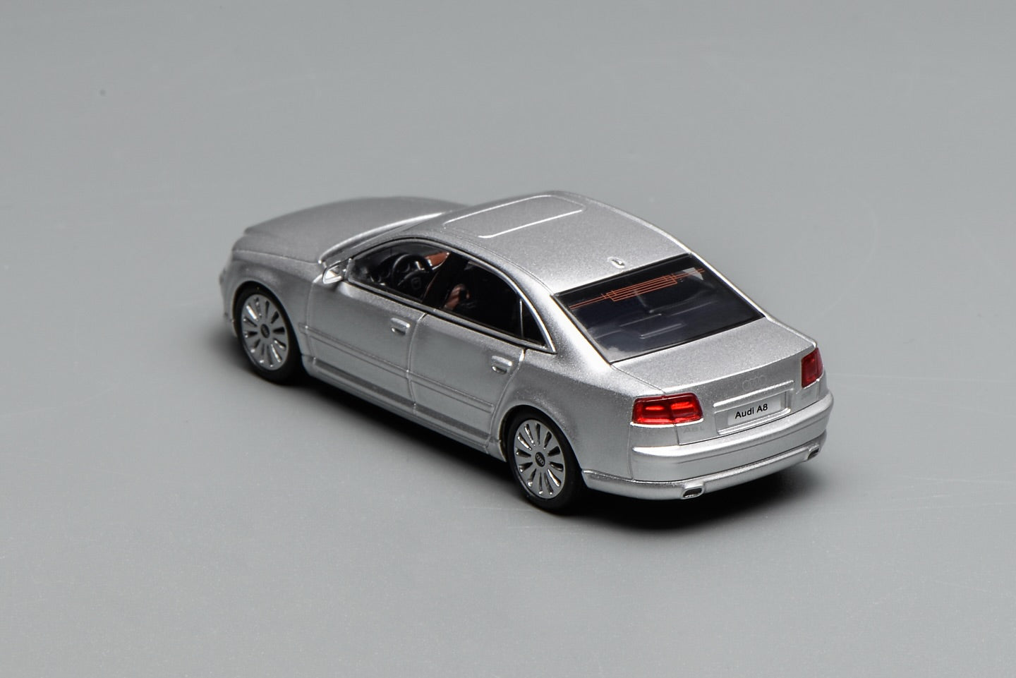 (PRE-ORDER) Motorhelix Intern Series 1:64 Audi A8 (D3) Facelift 2008 Ice Silver Metallic M68204