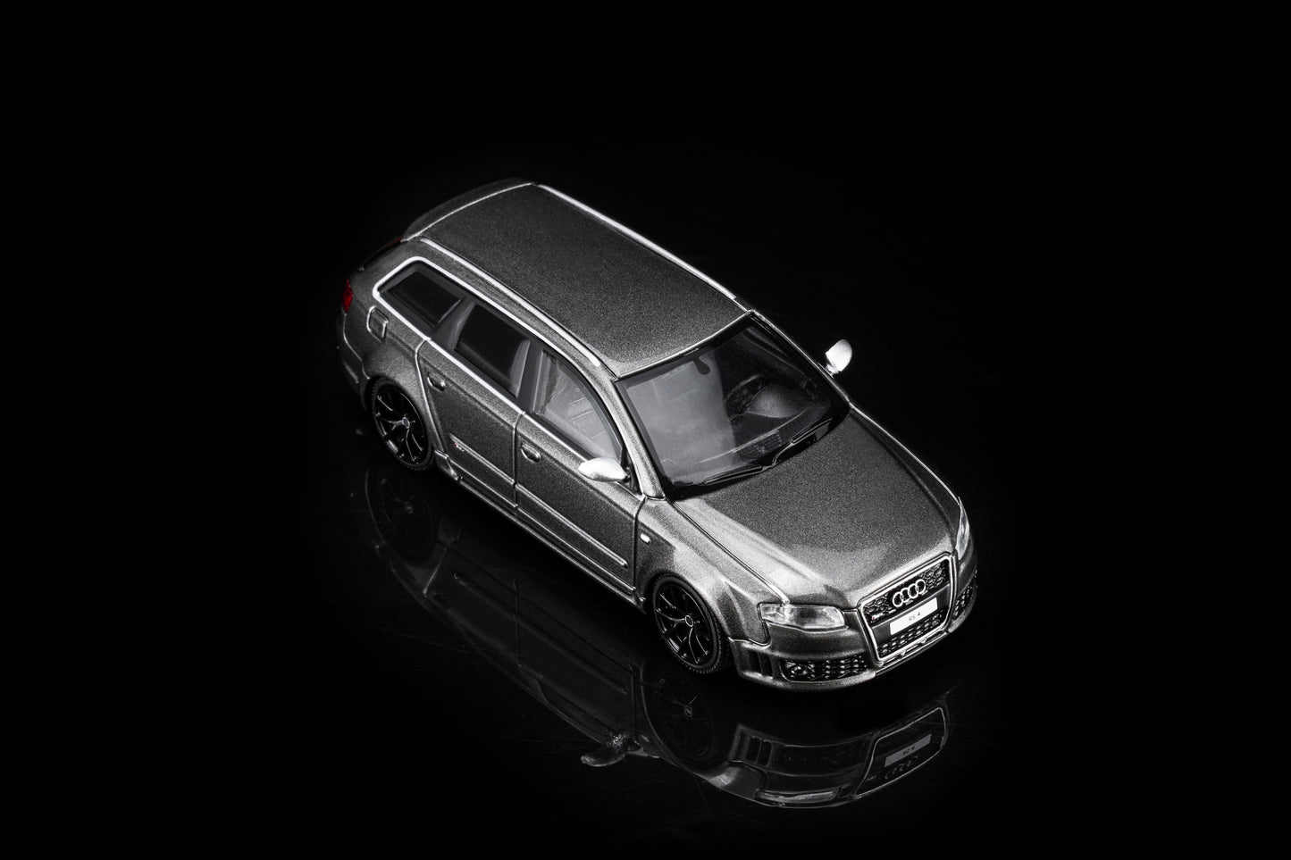 (PRE-ORDER) Motorhelix 1:64 Audi RS4 (B7) 2005 - Grey Pearl M68308