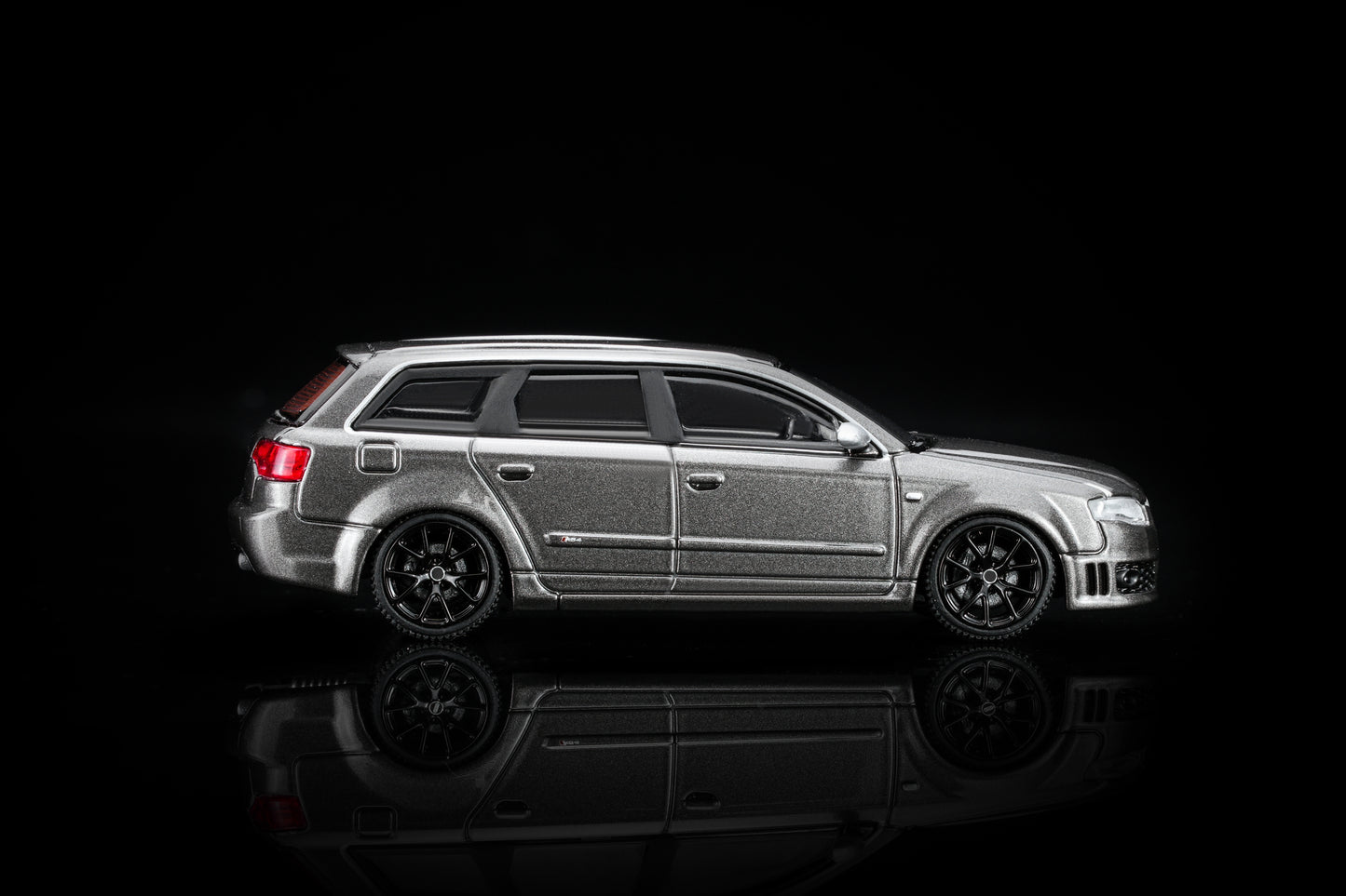 (PRE-ORDER) Motorhelix 1:64 Audi RS4 (B7) 2005 - Grey Pearl M68308