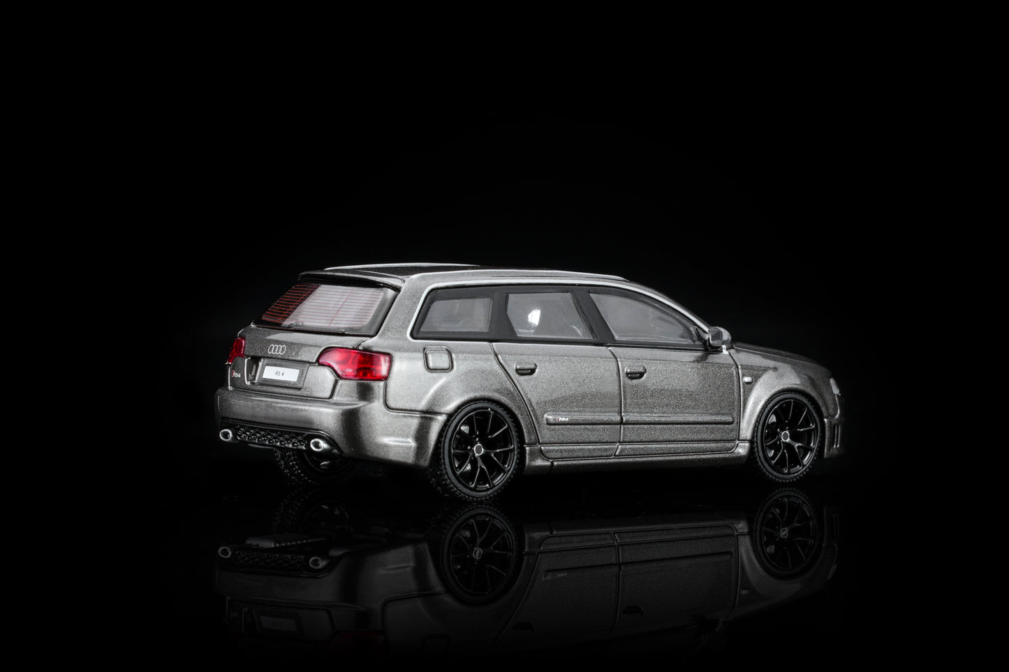 (PRE-ORDER) Motorhelix 1:64 Audi RS4 (B7) 2005 - Grey Pearl M68308