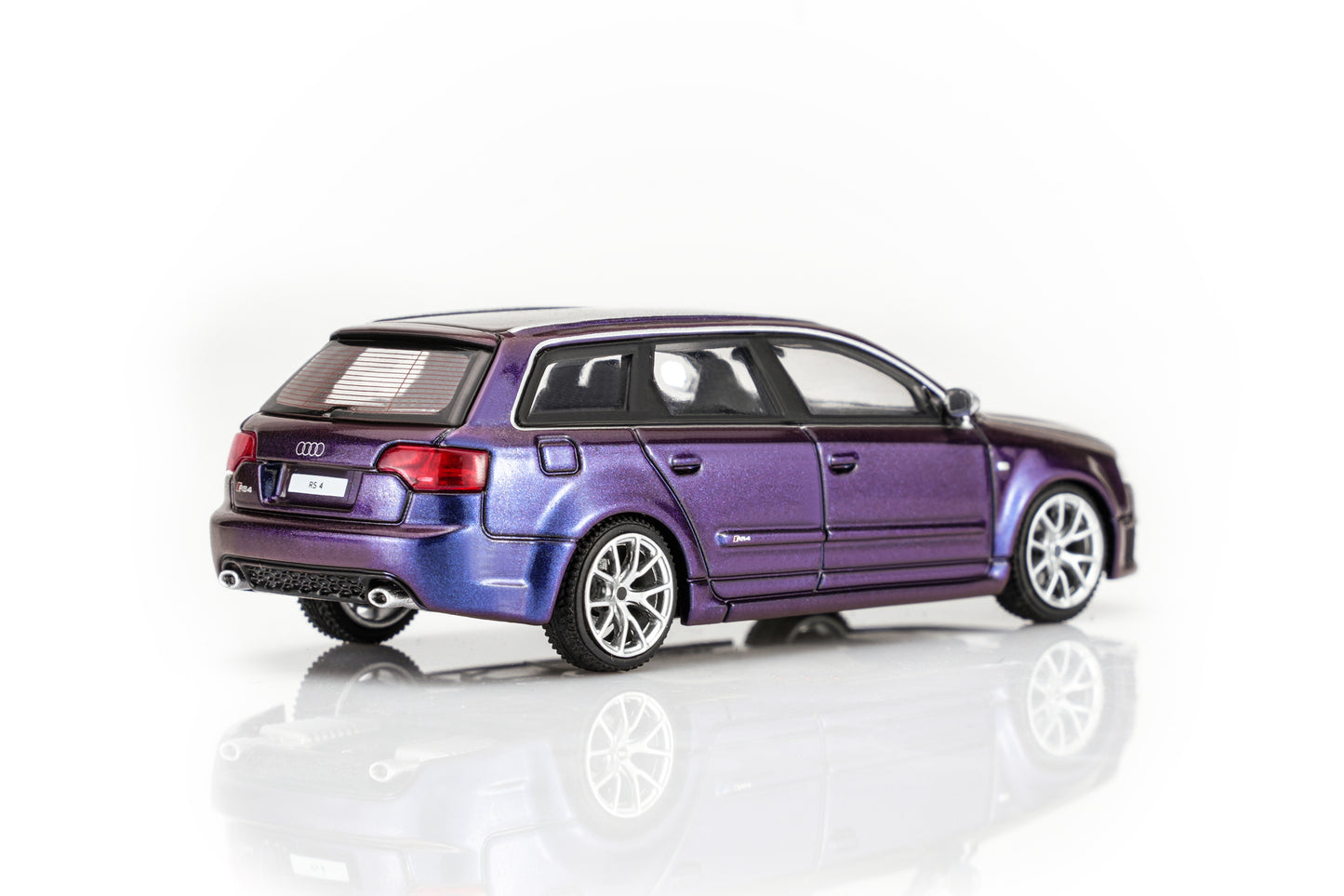 (PRE-ORDER) Motorhelix 1:64 Audi RS4 (B7) 2005 - Armygirl Purple Pearl M68311