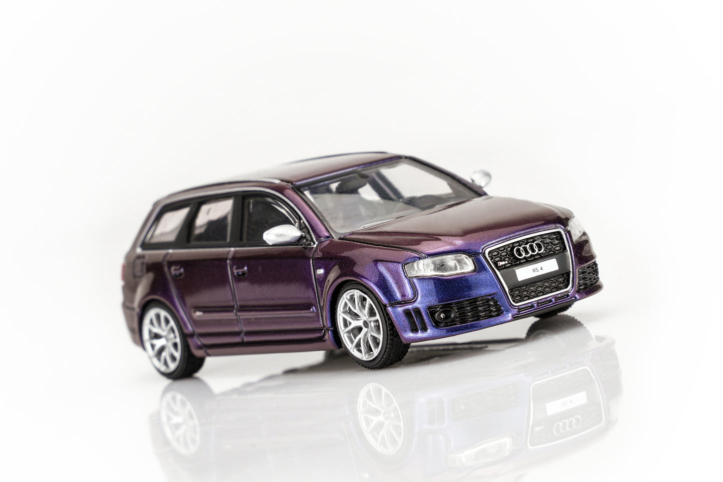 (PRE-ORDER) Motorhelix 1:64 Audi RS4 (B7) 2005 - Armygirl Purple Pearl M68311