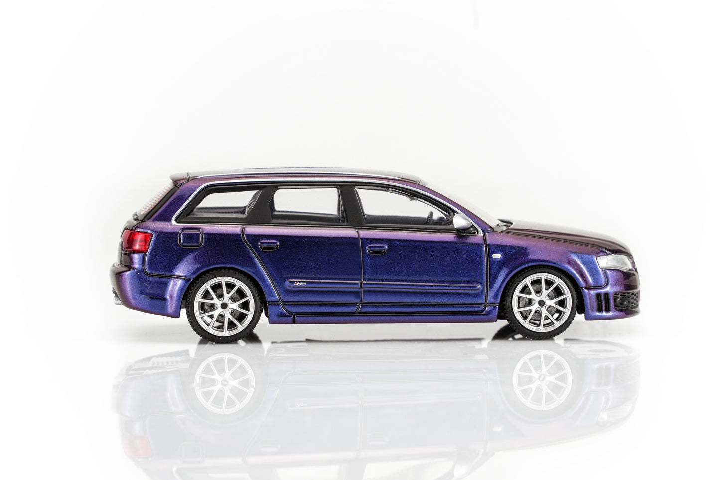 (PRE-ORDER) Motorhelix 1:64 Audi RS4 (B7) 2005 - Armygirl Purple Pearl M68311