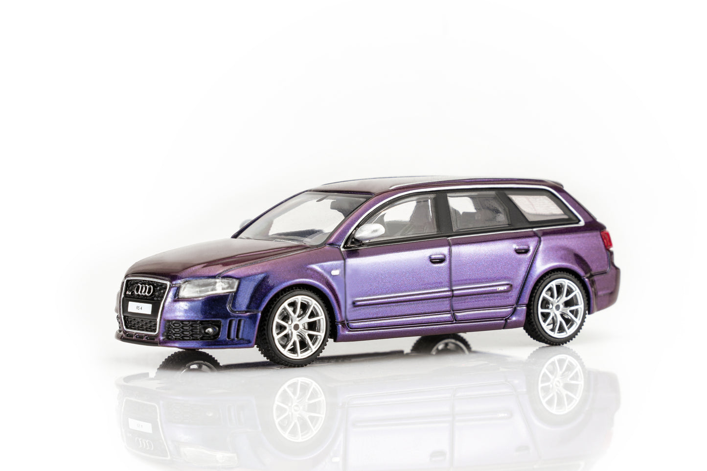 (PRE-ORDER) Motorhelix 1:64 Audi RS4 (B7) 2005 - Armygirl Purple Pearl M68311