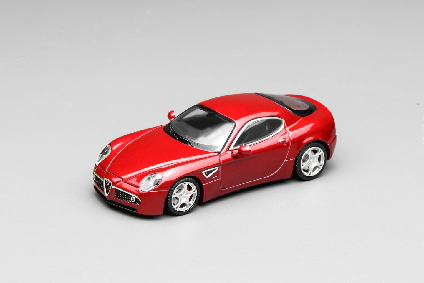 (PRE-ORDER) Motorhelix 1:64 Alfa Romeo 8C Competizione 2008 Rosso Alfa M69051