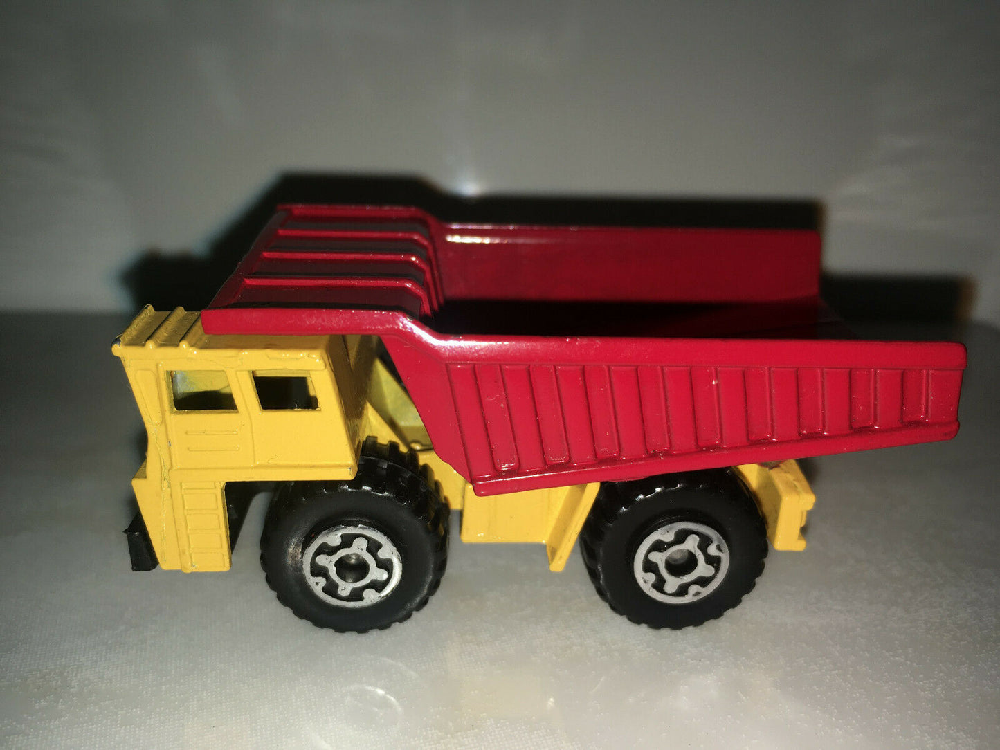 RARE VINTAGE 1989 Matchbox Dump Truck WITH Dumping Bed RED/YELLOW Metal Bed MINT